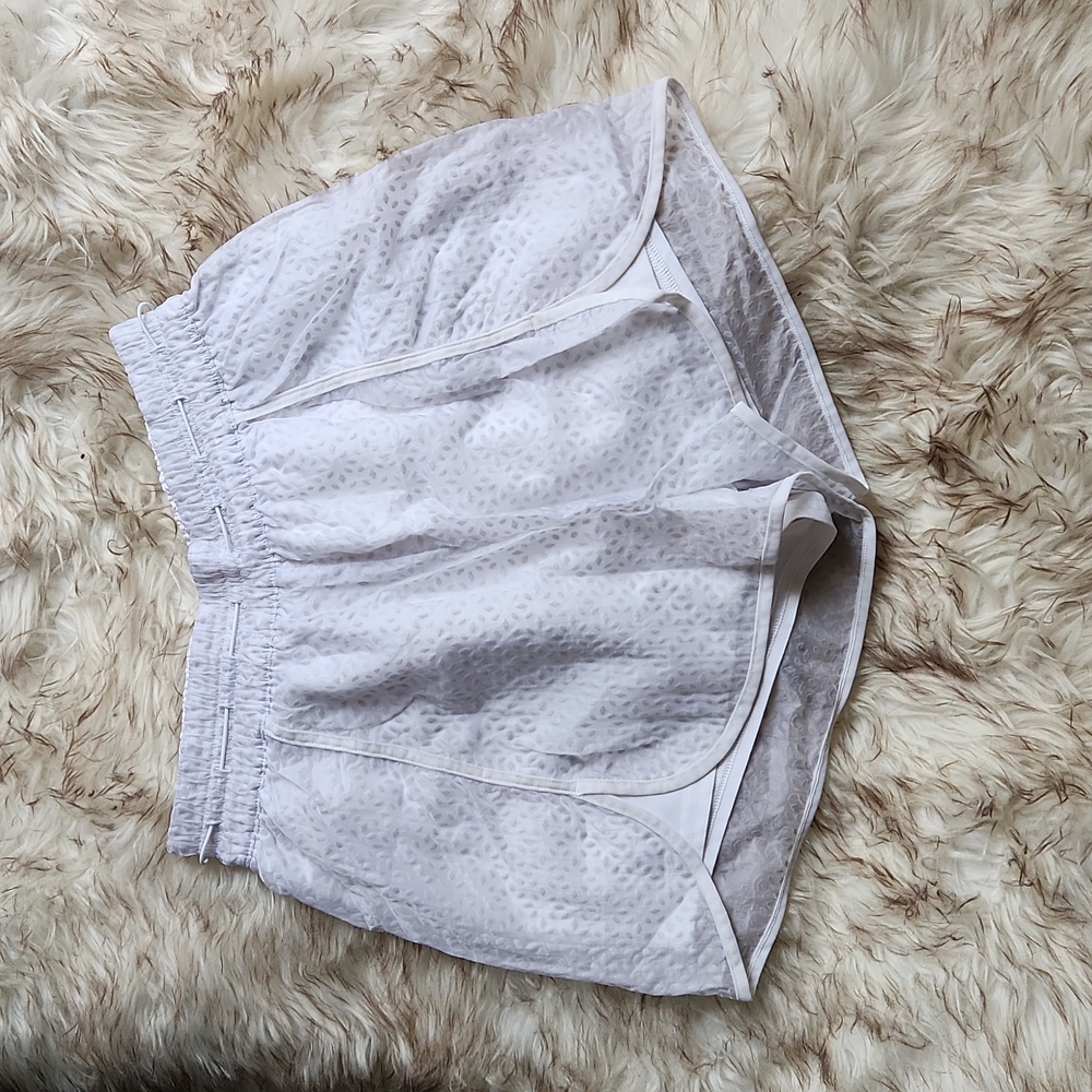Lululemon NWT Find Your Flock Short Size 2